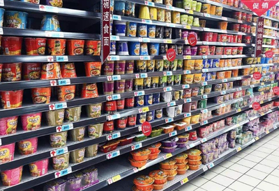 超市貨架何以屢屢告急？剖析四類易搶購食品背后的消費(fèi)心理與市場(chǎng)邏輯